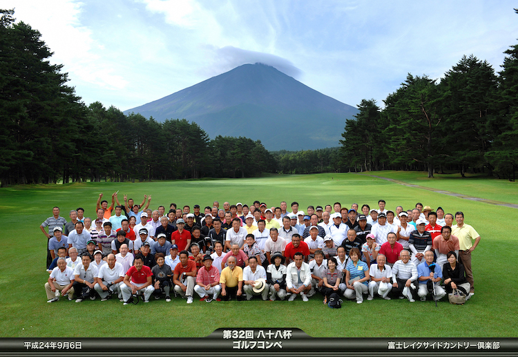 ゴルフコンペ記念品 全体集合写真のサンプル